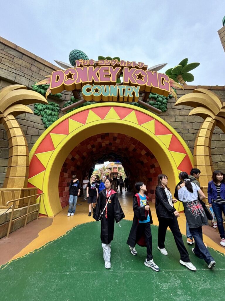 USJのドンキーコング・カントリー入口にあるカラフルなアーチ