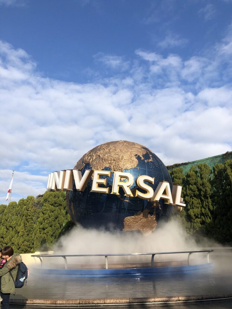 青空を背景にしたユニバーサル・スタジオ・ジャパンの地球儀